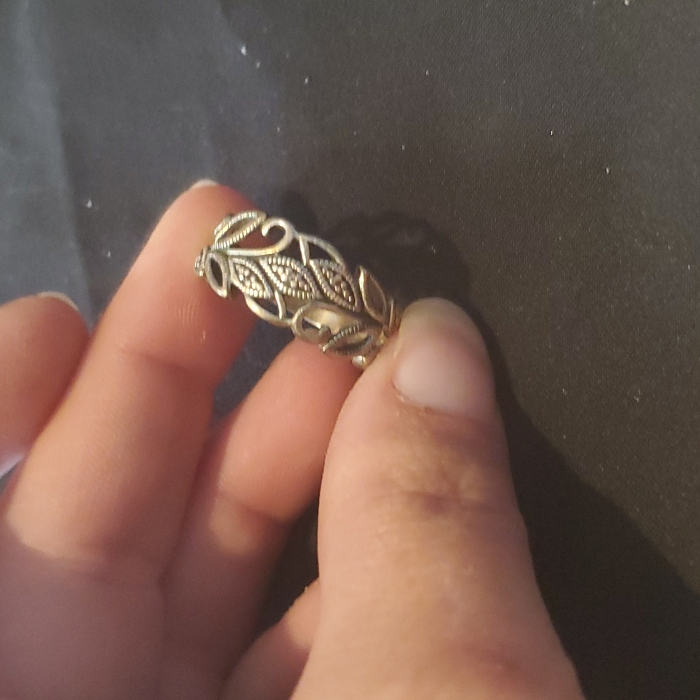 Leaf pattern ring